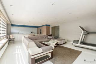 <p><span>Ruim appartement van 146 m² met 3 slaapkamers in Brecht</span></p><p><span> </span></p><p><span> </span></p><p><span>Nabij het centrum van Brecht bevindt zich dit ruime appartement van maar liefst 146 m² op de eerste verdieping. Dankzij de royale leefruimte, drie slaapkamers en het balkon biedt het appartement heel wat ruimte en mogelijkheden.</span></p><p><span> </span></p><p><span>Indeling:</span></p><p><span> </span></p><p><span>Via de gemeenschappelijke traphal bereiken we de inkomhal van het appartement.</span></p><p><span>Aan de achterzijde bevinden zich twee ruime slaapkamers met toegang tot het terras. Daarnaast is er nog een aparte ruimte die perfect kan worden ingericht als extra slaapkamer, bureau of hobbyruimte.</span></p><p><span>Verder beschikt het appartement over een derde slaapkamer en een badkamer uitgerust met douche, dubbele wastafel en toilet.</span></p><p><span>Aan de voorzijde bevindt zich de bijzonder ruime en lichtrijke woon- en eetkamer, met aansluitend de keuken.</span></p><p><span> </span></p><p><span>Troeven:</span></p><ul><li><span>Zeer ruim appartement van 146 m²</span></li><li><span>3 slaapkamers + extra multifunctionele ruimte</span></li><li><span>Ruim terras</span></li><li><span>Ruime woon- en eetkamer</span></li><li><span>Strategische ligging nabij het centrum van Brecht</span></li><li><span>EPC: 344 kWh/(m²/jaar) – label D</span></li><li><span>Interessant voor zowel eigen bewoning als investering</span></li><li><span>Mogelijkheid om ook de commerciële gelijkvloerse ruimte en het appartement met één slaapkamer in hetzelfde gebouw aan te kopen</span></li></ul><p><span> </span></p><p><span>Een ruim en veelzijdig appartement op een uitstekende locatie in Brecht, met interessante mogelijkheden voor zowel particuliere kopers als investeerders.</span></p><p><span>Interesse? </span></p><p><span> </span></p><p><span>Contacteer ons vandaag nog voor meer informatie of plan meteen uw bezoek in.</span></p><p><span> </span></p>