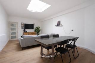 <p>Quiet location in downtown Lokeren, with modern finishes in the living space and a sunny porch.</p><p>This charming home is ideally located for me looking for a starter home or yield property.</p><p>Upon entering, you are led into a first luminous living space, a meeting of functionality and elegance. Further is a second living space with skylight consisting of a dining and sitting area, then there is the modern spacious kitchen. The ground floor houses a functional bathroom with toilet. Finally, there is a sunny veranda with a large glass windows, making the garden inviting and natural part of the living enjoyment.<br />On the second floor you will find two restful bedrooms, ideal for families, home workers or those looking for a harmonious balance between living and living. Possibility of creating 3rd bedroom in the attic space.</p><p>At Woonhoek Vastgoed, we believe in guiding with attention and insight. This home is an example of modern living comfort, a place to live, live and unwind. This home offers space, light and a sense of home, we would love to help you discover what this home can do for your future. There is parking in front and a conforming electrical inspection certificate.</p><p>Schedule your visit online, by phone at 09 310 77 07 or at info@woonhoekvastgoed.be</p>