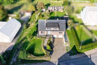 Gelegen in een rustige straat met weinig verkeer en in een landelijke, groene omgeving, zal deze ruime open bebouwing van 222 m²...