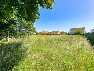 In Oostduinkerke, ligt dit ruime en goed gelegen perceel bouwgrond van 1064 m². Dit perceel biedt de mogelijkheid om een open bebouwing te...