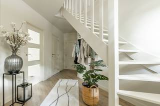 <p>Gelegen aan de rustige Marsestraat die enkel toegankelijk is voor lokaal verkeer vinden we deze mooie woning terug. Met een bouwjaar van 2002 biedt dit huis de perfecte combinatie van een mooie architectuur en praktische indeling.<br /><br />Indeling: Inkomhal met trap naar de verdieping, verrassend ruime woonkamer (49,02m²) , keuken met aanpalend bijkeuken, apart toilet, mooie badkamer in mediterraanse stijl en een slaapkamer op het gelijkvloers.<br />Verdieping: Overloop, 2 slaapkamers, apart toilet, bergruimte<br /> </p>

<p>Tuin: Zeer mooi en rustig perceel dat onderhoudsvriendelijk is.<br /><br />Garage: Een ruime garage van maar liefst 4m * 10m<br /><br />De locatie stelt u in staat om te genieten van de rust van een woonwijk, terwijl u in de nabijheid bent van alle benodigde voorzieningen. Dit huis is niet alleen een woning, maar een plek waar u uw dromen kunt realiseren. <br /><br />Meer info? Contacteer ons voor een vrijblijvende afspraak.</p>