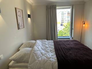<strong>--- NOUVEAU --- Ce charmant appartement meublé d’environ 45 m² combine parfaitement confort et fonctionnalité.</strong><br /><br />📍 Quartier du Châtelain – Niché dans une rue paisible, à proximité immédiate des commerces, transports en commun et espaces verts.<br /><br />🏡 Situé au 4ᵉ étage d’un petit immeuble sans ascenseur, le bien s’ouvre sur un hall d’entrée menant vers un séjour lumineux avec espace salon et salle à manger. La cuisine ouverte entièrement équipée s’intègre harmonieusement à l’espace de vie.<br />La chambre à coucher est située à l’arrière du bâtiment. L’appartement comprend en outre une salle de douche avec toilette et machine à laver.<br /><br /><strong>Disponible à partir du 01/07/2026.<br />PEB : label E (248kWhEP/(m².an))<br />Loyer : 1.350 €/mois + 200 €/mois (charges : parties communes, chauffage, TV et internet).</strong><br />🔒 Atouts: porte sécurisée – petit immeuble – appartement entièrement meublé – situation recherchée dans le quartier du Châtelain.<br /><br />✨ Une opportunité à découvrir rapidement ! <br /><br />--- <br /><br /><strong>--- NIEUW --- Dit charmante, gemeubelde appartement van ongeveer 45 m² biedt een ideale combinatie van comfort en functionaliteit.</strong><br /><br />📍 Châtelain – Gelegen in een rustige straat, op wandelafstand van winkels, openbaar vervoer en groene ruimtes.<br /><br />🏡 Het appartement bevindt zich op de 4e verdieping van een klein gebouw zonder lift en bestaat uit een inkomhal die leidt naar een lichtrijke leefruimte met salon en de eetplaats. De volledig uitgeruste open keuken sluit naadloos aan op de leefruimte.<br />De slaapkamer is rustig gelegen aan de achterzijde van het gebouw. Verder is er een douchekamer met toilet en wasmachine.<br /><br /><strong>Beschikbaar vanaf 01/07/2026.<br />EPC: E-label (248kWhEP/(m².an))<br />Huurprijs = €1.350/mnd + €200/maand (kosten GD, verwarming, tv en internet)</strong><br />🔒 Troeven: veiligheidsdeur – klein gebouw – volledig gemeubeld – gegeerde ligging in de Châtelainwijk.<br /><br />✨ Zeker een bezoek waard!<br />