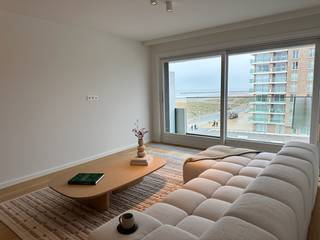 Nieuwpoort-bad, appartement met 3 slaapkamers en zicht op het pittoreske kerkje en de zee met zijn staketsel. Indeling: mooie inkomhal met toegang...