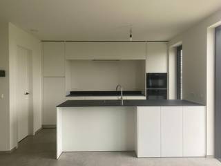Deze prachtige, energiezuinige <strong>nieuwbouwwoning </strong>is gelegen in een rustige en aangename omgeving in Oosterzele en biedt alle hedendaags comfort. <br /><br />Bij het betreden van de woning komt u in de <strong>inkomhal </strong>met een apart <strong>gastentoilet</strong>. De lichtrijke <strong>woonkamer </strong>sluit naadloos aan op de open, volledig geïnstalleerde <strong>keuken</strong>, die voorzien is van alle toestellen. Aansluitend vindt u een praktische <strong>berging/wasplaats</strong>. <br /><br />Op de eerste verdieping bevinden zich <strong>drie </strong>ruime <strong>slaapkamers</strong>, een stijlvolle <strong>badkamer </strong>uitgerust met een badkamermeubel, ligbad en douche, evenals een tweede apart <strong>toilet</strong>. <br /><br />Via een vaste trap bereikt u de <strong>zolder</strong>, die extra opslagruimte biedt. <br /><br />Buiten geniet u van een aangename <strong>tuin</strong>, ideaal om tot rust te komen en een <strong>carport</strong>. <br /><br />De woning is uitgerust met <strong>zonnepanelen </strong>en een <strong>geothermische warmtepomp</strong> met vloerverwarming, wat zorgt voor een uiterst <strong>energiezuinig </strong>wooncomfort (E-peil 12). <br />Bovendien werd de woning volledig <strong>nieuw geschilderd</strong>. <br /><br />De woning is beschikbaar vanaf 1 juni 2026. <br /><br />Interesse? Neem zeker contact met ons op voor het maken van een vrijblijvende afspraak ter plaatse.