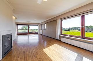 Bent u op zoek naar een zeer ruime woning met uitzonderlijk veel mogelijkheden? Dan is deze eigendom zeker het ontdekken waard.Deze ruime woning is momenteel verdeeld in twee volwaardige wooneenheden, waarbij zowel het gelijkvloers als de eerste verdieping beschikt over een eigen keuken en badkamer. Hierdoor is de woning bijzonder geschikt voor kangoeroewonen, een groot gezin, dubbele bewoning, wonen en werken of als investering.Het gelijkvloers biedt maar liefst 184 m² en beschikt over 3 slaapkamers, een keuken en een badkamer. (EPC D - 20250808-0003661125-RES-1 - 348 kWh/ (m² jaar)) Ook de eerste verdieping beschikt over 3 slaapkamers, een eigen keuken en badkamer, waardoor beide verdiepingen afzonderlijk kunnen functioneren. (EPC F - 20250808-0003661154-RES-1 - 824 kWh/ (m² jaar))Buiten geniet u van een ruime tuin met een groot tuinhuis, ideaal voor extra opslagruimte, hobby's of andere doeleinden. Een absolute blikvanger is het dakterras, vanwaar u kunt genieten van een uitgestrekt en prachtig uitzicht over de omliggende velden.Dankzij de royale oppervlaktes, de twee afzonderlijke wooneenheden en de landelijke ligging biedt deze woning tal van mogelijkheden voor de toekomst.Een unieke eigendom voor wie op zoek is naar ruimte, rust en flexibiliteit. Een bezoek is zeker de moeite waard om het volledige potentieel van deze woning te ontdekken.Voor meer informatie of een bezoek contacteert u Timothy van Immo Zone op 0474/ 41. 28. 40.