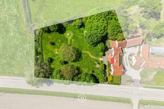 Gelegen langs de Koolkerkesteenweg in Oostkerke, midden in het groen en omgeven door uitgestrekte velden, bevindt zich deze eigendom met tal van mogelijkheden. De rustige ligging combineert landelijke charme met een vlotte bereikbaarheid.<br /><br />De bestaande woning kan worden gesloopt en herbouwd, met uitbreidingsmogelijkheden tot een vrijstaande woning van maximaal 1.000 m³.<br /><br />Kortom, een unieke kans om uw droomwoning te realiseren.