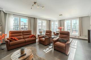 Ontdek dit prachtig hoekappartement met twee slaapkamers te koop, uitstekend gelegen op de 1ste verdieping van Residentie Chimère langs de Van Iseghemlaan te Oostende. Dit appartement bevindt zich op een absolute toplocatie pal in het stadscentrum, in een zijstraat richting de zeedijk en op wandelafstand van de Pier, het Ensorhuis, diverse winkels en het openbaar vervoer. Dankzij de hoekligging en de grote raampartijen geniet u van een aangename, natuurlijke lichtinval.<br /><br />Indeling:<br />- inkomhal met glazen deur<br />- lichtrijke leefruimte<br />- open keuken uitgerust met koelkast, diepvries, oven, keramische kookplaat en spoeltafel<br />- volwaardige slaapkamer 1 (11m²)<br />- volwaardige slaapkamer 2 (11m²)<br />- badkamer voorzien van douche, badkamermeubel met lavabo en spiegelkast<br />- afzonderlijk toilet<br />- privatieve kelderberging<br /><br />Pluspunten:<br />- toplocatie in het stadscentrum<br />- vlakbij het strand<br />- twee volwaardige slaapkamers <br />- gunstig EPC (label-B)<br />- privatieve kelderberging<br />- geschikt voor eigen bewoning, tweede verblijf of investering<br /><br />Bent u benieuwd naar dit appartement te koop te Oostende? Contacteer ons snel voor een bezoek ter plaatse!<br /><br />Bestuursmaatregelen in het maatregelenregister: nee