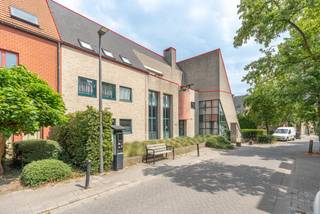 <strong>Ruim en lichte penthouse (179 m²) in het centrum met 3 slaapkamers en groot terras<br />3 slpks I C label I dakterras 22 m²<br /><br />Gunstig gelegen</strong> in het centrum op een rustige ligging doch op wandelafstand van de Grote Markt, in de nabijheid van scholen, winkels en met een vlotte bereikbaarheid naar de Ring. Gelegen in een éénrichtingsstraat dus echt rustig naargelang men in het centrum woont.<br /><br />Deze<strong> ruime en lichte penthouse</strong> <strong>van 179 m² </strong>bestaat uit een inkomhal, vestiaireruimte en een gastentoilet, een grote en lichte leefruimte door de verschillende raampartijen, een aparte ingerichte keuken die bestaat uit een inductievuur, dampkap, traditionele oven, vaatwasser en koelkast met aansluitende grote berging/wasplaats.<br /><br />Verder <strong>3 ruime slaapkamers</strong> en een badkamer die geniet van natuurlijke lichtinval met douche in bad, een dubbele wastafel en toegang naar de ruime zolder via een vlizotrap bestemd voor uw privé gebruik. <br /><br />Vanuit de woonkamer toegang naar het <strong>grote terras van 22 m² op het Zuidwesten</strong> met <strong>veel privacy </strong>en een automatische zonneluifel. <br /><br />Ondergronds een gemeenschappelijke fietsenstalling en een <strong>parkeerplaats die mogelijk bij aan te kopen is voor 15.000 euro. </strong><br />Achteraan een gezellige gezamenlijke groenzone.<br /><br /><strong>Bijzonderheden:<br />-zeer gunstige ligging<br />-ruime penthouse (179 m²)<br />-groot dakterras ZW<br />-asbestveilig<br />-nieuwe verwarmingsketel (okt 2025, dus EPC zal nog gunstiger worden dan het was)<br />-zolder<br />-ondergrondse staanplaats voor 15.000 euro mogelijk bij aan te kopen</strong>