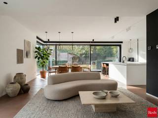 <p>Deze prachtige woning ligt op de grens van Edegem en Hove en werd door de huidige eigenaars recent gerenoveerd met een duidelijke klemtoon op gebruikte materialen, contact met de tuin en energetische prestaties. Het resultaat werd dan ook een pareltje waar esthetiek en wooncomfort hand in hand gaan. Technisch staat het huis uiteraard volledig op punt – conforme EK, handige domotica, zonnepanelen, vloerverwarming, warmtepompen, mooi EPC, asbestvrij, enz… De woning komt mooi gedocumenteerd. Indeling:</p>
<p>Benedenverdieping:</p>
<p>Ruime, lichte inkomhalhal met ingebouwde vestiaire en gastentoilet. Zeer ruime en open woonkamer en keuken (op knappe polybeton), ingericht met de meest moderne toestellen en kwalitatieve materialen. Voorzien van airco en vloerverwarming. Fantastische lichtinval dankzij grote raampartijen die toegang bieden naar de perfect georiënteerde tuin en terras. Grote garage met extra opbergruimte.</p>
<p>Eerste verdieping:</p>
<p>Master met ensuite badkamer voorzien van een ligbad. Extra douchekamer, toilet en drie ruime slaapkamers. Open ruimte op overloop. Alle kamers zijn voorzien van airco.</p>
<p>Tweede verdieping:</p>
<p>Twee ruime slaapkamers plus een extra ruimte, momenteel gebruikt als bureel. Kwalitatieve ingemaakte kasten, bedden en bureau's.</p>
<p>Kelder:</p>
<p>De droge kelder van zo'n 80m² groot is opgedeeld in vier ruimtes en is ideaal als wasplaats en opbergruimte.</p>
<p>Plannen en documentatie te vinden op www.reds.be. Voor meer informatie of een bezichtiging, neem gerust contact op met Daniël via mail (daniel@reds.be) of telefoon (0475.25.30.64).</p>