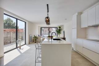 <span><span>Bent u op zoek naar een comfortabel en instapklaar appartement met een ruime tuin? Dan is dit prachtige gelijkvloerse appartement precies wat u zoekt!<br /><br />Via de inkomhal bereikt u de lichtrijke leefruimte, die dankzij de grote raampartijen een aangename verbinding vormt met het zonnige terras en de privatieve tuin van maar liefst 61 m². De volledig uitgeruste open keuken met kookeiland is voorzien van alle moderne comfort, waaronder een vitrokeramische kookplaat, dampkap, combi-oven, vaatwasser, ingebouwde koelkast en spoelbak.<br /><br />Daarnaast beschikt het appartement over een apart gastentoilet, een praktische berging met aansluitingen voor een wasmachine en droogkast, een stijlvolle badkamer met dubbele wastafel en inloopdouche, en twee ruime slaapkamers.<br /><br /><u>Troeven:</u></span></span>
<ul>
<li><span><span>Zongerichte privatieve tuin van 61 m² met terras;</span></span></li>
<li><span><span>Ruime en lichtrijke leefruimte;</span></span></li>
<li><span><span>Volledig ingerichte keuken met kookeiland;</span></span></li>
<li><span><span>Praktische berging en apart gastentoilet;</span></span></li>
<li><span><span>Eigen regenwaterput;</span></span></li>
<li><span><span>Mogelijkheid tot bijhuren van een garagebox.</span></span></li>
</ul>
<span><span>Huurprijs exclusief garage en gemeenschappelijke kosten (syndic).<br />EPB/EPC bouw nog te finaliseren. E-PEIL 6.<br /><br />Dit appartement biedt een ideale combinatie van ruimte, comfort en energiezuinig wonen, perfect voor wie op zoek is naar een rustige en kwalitatieve thuis.<br />Interesse? Neem vandaag nog contact met ons op voor meer informatie of om een bezoek in te plannen. Wij helpen u graag verder!</span></span>