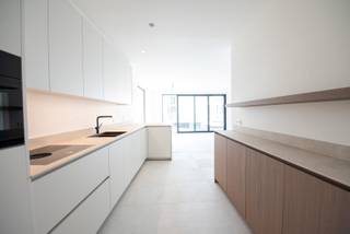 Dit prachtige appartement is gelegen in het hartje van Kruishoutem en biedt alle comfort en gemak dat je maar kunt wensen. Het appartement is voorzien van duurzame materialen en is ENERGIEZUINIG! <br />Het appartement beschikt over een ruime woonkamer, een volledig uitgeruste keuken met berging/wasplaats, een moderne badkamer en twee comfortabele slaapkamers. Daarnaast is er ook een gezellig terras waar je heerlijk kunt genieten van de buitenlucht en het uitzicht op de omgeving.<br />Voor extra gemak is er ook een lift aanwezig in het gebouw. Daarnaast is er ook een parkeerplaats en ondergrondse berging met stopcontact aanwezig.<br />Met zijn gunstige ligging, nabij de E17 en alle voorzieningen op wandel afstand, biedt dit appartement alles wat je nodig hebt voor een aangename en zorgeloze woonsituatie in Kruisem.<br />Algemene kosten: €100/maand.<br />Wenst u graag een bezoek of meer info, mail naar anke@immoroba.be
