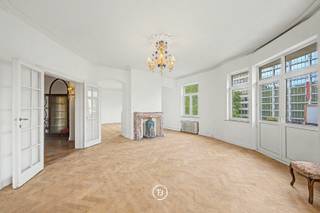 Gelegen in een van de meest gegeerde wijken van Brussel bevindt dit ruime appartement zich op de derde verdieping van een verzorgd Art Deco-gebouw uit de jaren 1930, met elegante gemeenschappelijke delen en zorgvuldig bewaarde authentieke stijlelementen.<br /><br />Het appartement biedt ongeveer 237 m² bewoonbare oppervlakte, aangevuld met twee terrassen van samen circa 13 m². De inkomhal geeft toegang tot lichtrijke ontvangstruimtes, waaronder verschillende met elkaar verbonden leefruimtes en een aparte eetkamer. De hoge plafonds, royale volumes en grote raampartijen zorgen doorheen het appartement voor een aangenaam gevoel van ruimte en licht.<br /><br />Het nachtgedeelte omvat drie slaapkamers, waaronder een ruime master bedroom, en twee badkamers. De indeling biedt een praktische en harmonieuze scheiding tussen de leef- en slaapvertrekken.<br /><br />Verder beschikt het appartement over twee voormalige dienstkamers en een grote privatieve kelder, waardevolle extra ruimtes die vandaag steeds zeldzamer zijn in Brussel.<br /><br />Een karaktervol appartement met royale leefruimtes, authentieke Art Deco-elementen en een uitstekende ligging in Brussel.