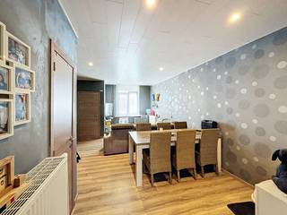 Woning met 3 slpks en terras bereikbaar via servitude. Deze woning is zeer gunstig gelegen in een straat die het centrum met de Ring verbindt...