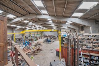 Een magazijnruimte met een oppervlakte van +/- 1.050 m² gelegen op een terrein van 1.183 m² te koop.<br />Fantastisch gelegen nabij het centrum van Kortemark en vlakbij de N50 (richting Diksmuide en Roeselare) en de N8 (richting Ieper en Torhout).<br /><br />De loods, met een vrije hoogte variërend tussen 6,6 m en 9 m, is toegankelijk via een automatische sectionale poort (4,7 m B x 4,7 m H). Verder beschikt de magazijnruimte over lichtplaten, een betonvloer, TL-verlichting, een rolbrug (5T) en sanitaire voorzieningen. <br /><br />Het bedrijfsgebouw maakt deel uit van een site met ruime parkeer -en manoeuvreerruimte op het verharde terrein.<br />De site is geschikt voor opslag, productie, bewerking en verwerking van goederen, groothandel en andere industriële activiteiten.<br /><br />Contacteer <strong>PANORAMA B2B</strong> voor bijkomende inlichtingen of een vrijblijvend plaatsbezoek <strong>050 300 700.</strong>