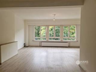 <p><span> Dit instapklaar appartement bestaat uit een ruime woonkamer van 40m² op parket met uitzicht over het Hof van Leysenn.</span></p><p><span> De keuken van 10m² op tegels is voorzien van elektrische kookplaat, dampkap, aansluiting wasmachine, oven en ijskast.Verder is er aanpalend een terras van 5m². </span></p><p><span> Achteraan een slaapkamer van 18m² op een parketvloer.</span></p><p><span> Er is een gastentoilet en eveneens een kleine berging.</span></p><p><span> De badkamer is voorzien van een ligbad en een enkele wastafel.</span></p><p><span> </span></p><p><span>EXTRA: 90 euro vaste kosten incl water, onderhoud gemene delen.</span></p><p><span>Goed gelegen locatie vlakbij openbaar vervoer, scholen en winkels in een rustige straat. </span></p><p><span> </span></p><p><span>Voor meer informatie bel 03/290.30.30 of vraag het aan uw persoonlijke makelaar.</span></p><p><span> </span></p>