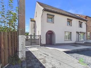 <p><span>Op een centrale locatie dichtbij de oprit van de E314 vinden we deze instapklare gezinswoning op een ruim perceel van 11a 92ca.</span></p><p><span>Zowel het centrum van Halen als van Diest zijn zeer gemakkelijk bereikbaar. </span></p><p><span>Via de E314 is er een vlotte verbinding naar het Klaverblad in Lummen, maar ook naar Leuven en Brussel. </span></p><p><span> </span></p><p><span>De woning onderging een renovatie waarbij de ramen vervangen werden en er isolatie werd aangebracht in het hellend dak en aan de muren. De combinatie tussen de aanwezige zonnepanelen, de pelletkachel en de airco’s zorgen dat de energiefactuur laag blijft en men zowel kan warmen in de winter alsook koelen in de zomer. </span></p><p><span> </span></p><p><span>Betreden doen we de woning via de inkomhal vanwaar er toegang is tot de woonkamer aan de voorzijde en de keuken aan de achterkant. De centrale eetkamer fungeert als tussenverbinding en beschikt net zoals de andere kamers ook over een aangename lichtinval. De keuken werd volledig uitgerust en beschikt over voldoende opbergruimte. In de achtergelegen veranda is het heerlijk genieten met uitzicht op de tuin. </span></p><p><span>Boven zijn er twee slaapkamers gelegen en de badkamer. Deze is uitgerust met een toilet, een ligbad en een meubel met dubbele lavabo. </span></p><p><span>De zolder is bereikbaar via een vaste trap en biedt nog uitbreidingsmogelijkheden naar extra slaapkamers. </span></p><p><span> </span></p><p><span>De tuin werd volledig aangelegd en omheind. Hier vinden we aan de straatzijde een eerste garage met een bijhorende handige tuinberging. Op de beide terrassen is er een heerlijke zonsinval op alle momenten van de dag. </span></p><p><span>Een extra groot pluspunt is dat de tuin aan de achterkant ook bereikbaar is via een achtergelegen weg. Hierdoor vinden we aan de achterzijde nog een tweede ruime garage. </span></p><p><span> </span></p><p><span>Pluspunten:</span></p><p><span>- centrale ligging</span></p><p><span>- instapklare woning</span></p><p><span>- garage vooraan en achteraan</span></p><p><span> </span></p><p><span>Stedenbouwkundige inlichtingen in aanvraag. </span></p>