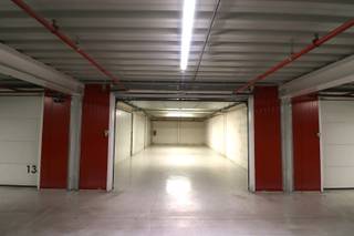 BEZOEKEN KUNNEN UITSLUITEND INGEPLAND WORDEN DOOR AANVRAAG VIA ONDERSTAANDE LINK<br />https://mijnhuurprofiel.be/property/534e9337-4a78-4f4c-bafe-997981878157<br /><br />Bent u op zoek naar een opslagruimte nabij het centrum van Kruibeke? Lees en kijk dan snel even verder!<br /><br />Deze unit heeft een oppervlakte van 54 m2 en is gelegen op een industrieterrein met verschillende units. Deze unit is volledig privé en afgesloten. Deze unit mag uitsluitend worden gebruikt als opslagruimte. <br /><br />De gemeenschappelijke kosten zijn ten laste van de huurder.