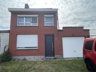 <p><span>KONINGIN ASTRIDLAAN 2, 2830 WILLEBROEK:</span></p><p><span>Woning met garage en bijgebouw</span></p><p><span> </span></p><p><span>Deze woning is gelegen aan de rand van de A12 Antwerpen - Brussel (richting Antwerpen).</span></p><p><span>De centrale ligging heeft troeven voor de bereikbaarheid.</span></p><p><span> </span></p><p><span>Het perceel zelf heeft een grootte van 700 m² en ligt tussen de woning en de A12.</span></p><p><span> </span></p><p><span>De woning zelf is op het gelijkvloers ingedeeld: inkomhal, leefruimte, aparte keuken, badkamer, trappenhal, een ruime garage en een bijgebouw (+/- 20 m²). </span></p><p><span>Op de eerste verdieping zijn er twee slaapkamers.</span></p><p><span> </span></p><p><span>Voor meer info of een bezoek kan u terecht op 03 888 44 01 of via <span>info@immodillen.be</span></span></p><p><span> </span></p>