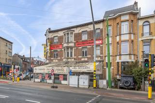 Dit te renoveren handelspand op een goede commerciële ligging biedt tal van mogelijkheden.<br /><br />Op de gelijkvloerse verdieping (140m²) bevond zich voorheen het restaurant, de keuken en een mooi groot overdekt buitenterras.<br /><br />De eerste verdieping (115m²) bevond zich de verbruikszaal en het sanitair.<br /><br />De tweede verdieping bestaat uit een te renoveren appartement met een oppervlakte van 90m².<br /><br />Heel het handelspand is onderkelderd.<br /><br />Stedenbouwkundige inlichtingen zijn in aanvraag.<br /><br />Voor meer info of een bezoek ter plaatse kan u vrijblijvend contact opnemen met Philip op het nr.: 0476/999.029 of philip@reds.be