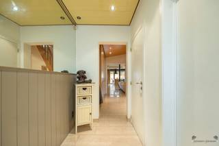 <p><span>Deze woning wordt te koop aangeboden met een startprijs. Biedingen op of boven de prijs zijn toegelaten.</span></p><p><span>Welkom in deze ruime en veelzijdige woning in Maria-ter-Heide (Brasschaat). De woning is gelegen in een rustige en aangename woonomgeving, met vlotte verbindingen en alle voorzieningen in de directe nabijheid. Een ideale thuis voor wie op zoek is naar ruimte, comfort én veel potentieel.</span></p><p><span>Indeling:</span></p><p><span>Gelijkvloers</span></p><ul><li><span>Inkomhal, uitgerust met een praktische ingemaakte vestiaire kast. </span></li><li><span>Garage met aansluiting voor de wasmachine, een wastafel en ingemaakte kasten. </span></li><li><span>Gastentoilet met handenwasser.</span></li><li><span>Toegang tot de kelder.</span></li><li><span>Open leefruimte die uitnodigt tot gezellig vertoeven en beschikt over een open haard en ingebouwde kasten met tv-meubel. </span></li><li><span>Aansluitend aan de woonkamer bevindt zich een multifunctionele ruimte, eveneens toegankelijk via de garage en voorzien van ingemaakte kasten. Deze ruimte leent zich perfect als bureau, hobbyruimte, speelkamer...</span></li><li><span>Ingerichte keuken voorzien van alle nodige toestellen: dubbele spoelbak, elektrisch kookvuur, ingebouwde oven, koelkast met vriezer, vaatwasser en een wijnklimaatkast.</span></li></ul><p><span>Eerste verdieping</span></p><ul><li><span>De overloop wordt momenteel ingericht als bureauruimte. </span></li><li><span>Slaapkamer 1 (+/-20m²), aan de achterzijde biedt de mogelijkheid om eenvoudig te worden opgesplitst in twee volwaardige slaapkamers. </span></li><li><span>Slaapkamer 2 (+/-20m²), gelegen aan de voorzijde van de woning, is uitgerust met ingemaakte kasten.</span></li><li><span>De badkamer is compleet ingericht met een dubbele wastafel, ligbad, aparte douche en een toilet.</span></li></ul><p><span>Buiten geniet u van een prachtige tuin waar ontspanning centraal staat: een ruim terras met open haard/barbecue, een zwembad, sauna, buitensanitair en achteraan een multifunctioneel bijgebouw, ideaal als opslagruimte, hobbyruimte of thuiskantoor.</span></p><p><span>Deze woning biedt een uitstekende basis voor wie op zoek is naar een gezinswoning met veel potentieel. Een unieke kans voor wie rust, ruimte en mogelijkheden zoekt om de woning volledig naar eigen smaak op te frissen.<br />Neem snel contact op en ontdek deze woning zelf!</span></p><p><span>EXTRA: De vermelde prijs is een startprijs. Deze methode geeft jou, als potentiële koper, de kans om op een transparante manier te bieden. Na ontvangst van deze biedingen zal de verkoper beslissen of hij/zij de eigendom verkoopt aan het hoogste bod, de richtprijs is aldus niet bindend voor de verkoper. </span></p>