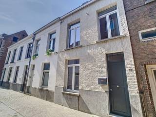<p>Charmant rijhuis met 1 slaapkamer te huur in het centrum van Lier! <br /><br />In het hartje van Lier, op wandelafstand van winkels, horeca en openbaar vervoer, bevindt zich deze gezellige rijwoning die ideaal is voor alleenstaanden of koppels die op zoek zijn naar een praktische woning in een levendige omgeving.<br /><br />De woning is functioneel ingedeeld over drie verdiepingen. Op het gelijkvloers bevindt zich een eetruimte, een uitgeruste keuken en een badkamer met douche, lavabo en toilet.<br /><br />De eerste verdieping biedt een aangename leefruimte met directe toegang tot een knus terras. Op de tweede verdieping bevindt zich de slaapkamer, een grote ruimte onder het dak met voldoende plaats voor een dubbel bed en kasten.<br /><br />Deze woning is een unieke kans voor wie graag in het centrum woont, maar toch wil genieten van privacy en een huiselijke sfeer.<br /><br />Prijs: 965 EUR/maand<br />Beschikbaarheid: 01/10/2026<br /><br />Interesse in een bezichtiging? Plan je bezoek in via onze website www.living-stone.be.</p>