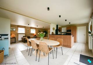 Ontdek deze te renoveren open bebouwing met drie slaapkamers, gelegen in een rustige residentiële wijk op een perceel van 421 m². De woning beschikt over een bewoonbare oppervlakte van 167 m² (volgens EPC-attest) en heeft, met wat vernieuwing en aandacht, alles in huis om opnieuw een charmante en sfeervolle villa te worden met heel wat potentieel. INDELING: Inkomhal met gastentoilet, lichtrijke woonkamer met houthaard en aansluitend de keuken met leuke erker en annex hal naar eerste douchekamer (tevens ook wasplaats), berging en technische ruimte. De eerste verdieping voorziet een nachthal, drie slaapkamers en de badkamer. De woning beschikt over een aangename, volledig private tuin. Het grootste tuingedeelte bevindt zich aan de achterzijde van de woning, waar ook een carport is voorzien met directe aansluiting op de weg. Aan de voorzijde bevindt zich een kleine voortuin/zijtuin met een tuinhuis, ideaal voor extra opbergruimte. EXTRA: EPC D - geen renovatieverplichting van toepassing | Regenwaterput van 15.000L | Zonnepanelen aanwezig. Voor meer informatie, surf naar www.bordes.be