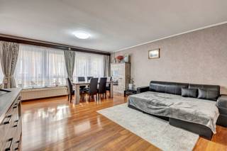 At the border between Ganshoren and Jette, on the 1st floor of a small building with 4 units and no syndic, this bright apartment of ±85 m²...