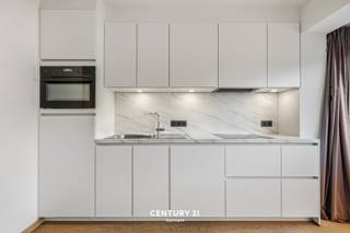 <span><strong>**Lichtrijke studio te Heverlee**</strong></span><br /><br />Deze lichtrijke studio bevindt zich net buiten de ring van Leuven. Op minder dan 10 minuten fietsen zit je in de bruisende binnenstad! Ook de bus of trein nemen is zeer toegankelijk met het station van Heverlee op wandelafstand. Verder kan je in de nabije buurt supermarkten, bloemenwinkels, restaurants en boutiques vinden. En natuurlijk is er op zondagvoormiddag de gezellige markt van Heverlee waar je allerlei verse lekkernijen vindt! <br /><br />De studio zelf is een lichtrijke entiteit wat wil zeggen gelegen op de tweede verdieping aan de voorzijde van het gebouw. Deze unit bestaat uit maatmeubelen wat zorgt voor het optimaal benut van de ruimte. Prachtig vernieuwde keuken en badkamer privatief voorzien!! Ook een kelderberging is bijhorend. <br /><br /><span><strong>Interesse in een bezoek ter plaatse? Dat kan! verhuur@connect-immo.be of 016 229 228</strong></span><br /><br />Huurprijs: €925 + €35 gemeenschappelijke lasten + nutsvoorzieningen privatief<br />Onmiddellijk beschikbaar!