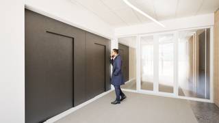 Het kantoor aan de Noordersingel 21 is gevestigd in een strak en representatief gebouw met een professionele uitstraling. De gevel is voorzien...