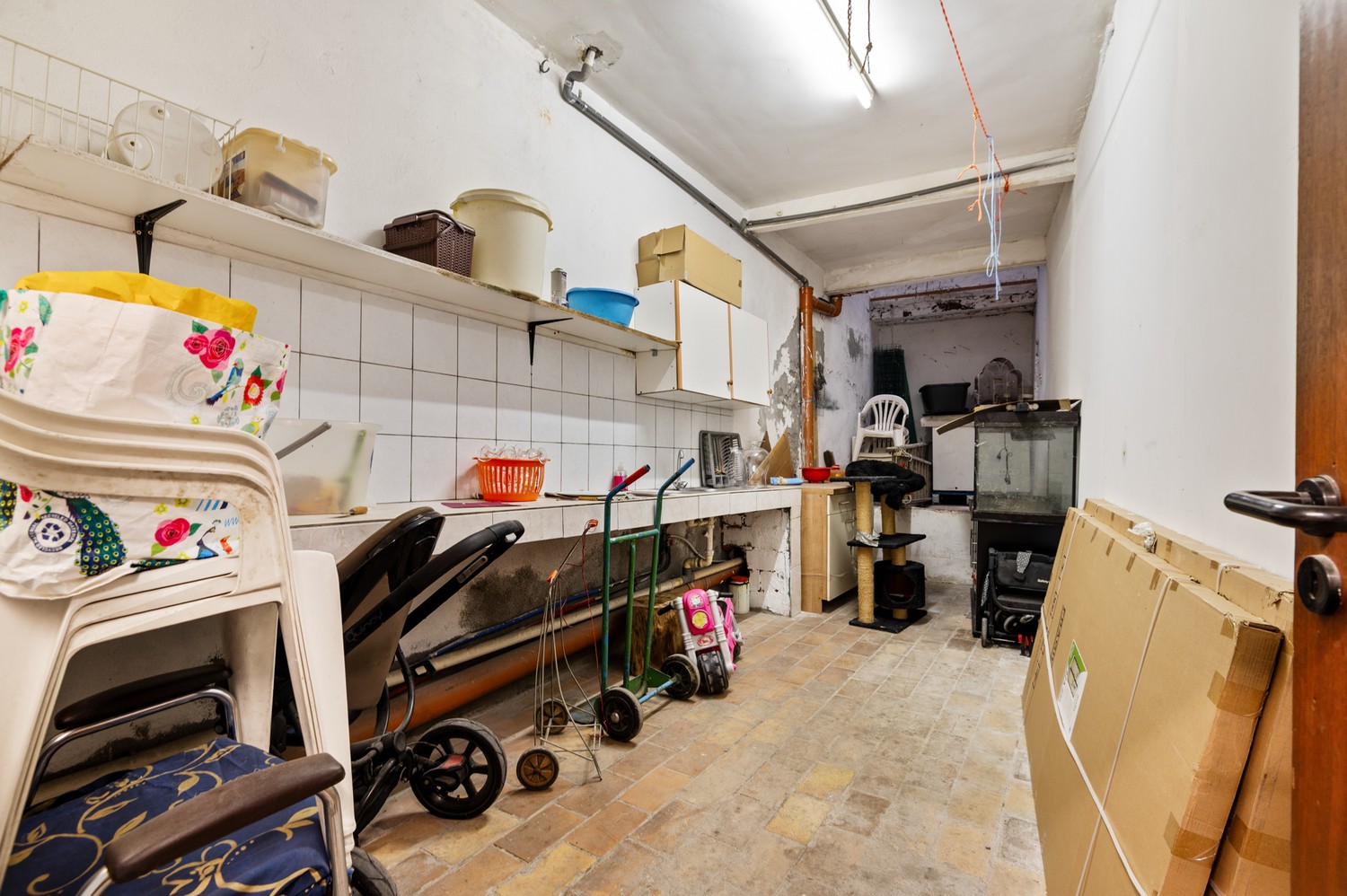 Opbrengsteigendom met een groot magazijn en 3 appartementen te koop! - foto 4