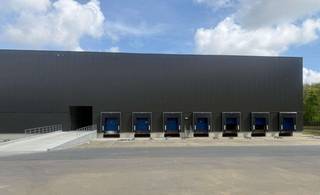 Phenomenally located logistics warehouse consisting of 12,543 m² of warehouse space with 1,123 m² of office space for rent.This strategically located...