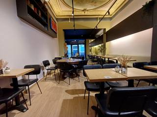 De stijlvolle horecazaak "Bar Theo" biedt sinds kort een pop-uplocatie aan in deze horecazaak. Bar Theo is een gevestigde Antwerpse waarde en is ideaal gelegen in het beste deel van de gekende winkelstraat Nationalestraat. De winkel is omgeven door tal van andere zaken waaronder "Sissy Boy", "Closed", "Dries Van Noten", "American Vintage" en is gelegen tegenover het Mode Museum.<br /><br />De beschikbare ruimte is instapklaar en heeft een oppervlakte van +/- 45 m². Ook sanitair is aanwezig. Het betreft een all-in prijs, waardoor er geen extra maandelijkse kosten zijn. De ruimte is beschikbaar tot 01/09/2026. <br />Makelaarscommissie ten laste van de huurder.<br /><br />Meer info, binnenkijken of een bezoek? Wees er snel bij!