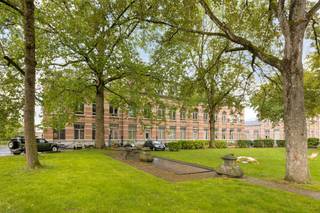 Ontdek deze lichtrijke en instapklare loft op de uitzonderlijke site van de oude Veeartsenschool te Anderlecht. Dit privé-domein van ongeveer 3,5 ha omvat verschillende geklasseerde gebouwen in Vlaamse neorenaissancestijl (1903), omringd door charmante koertjes en tuinen. Ideaal voor wie houdt van rust en groen, met tegelijkertijd alle stedelijke voorzieningen binnen handbereik.<br />Het appartement ligt op de eerste en bovenste verdieping (geen lift in het gebouw) en heeft een bewoonbare oppervlakte van circa 129m².<br /><br />Indeling: lichtrijke loft met open keuken, annex terras, eetgedeelte, gezellig salon, 2 slaapkamers en 2 douchekamers. <br /><br />Extra’s: 2 privé-kelders zijn inbegrepen + een parkeerplaats op het binnengebied. De site is in de laatste fase van ontwikkeling, met een prachtig park exclusief voor de bewoners. <br /><br />Momenteel is de loft verhuurd dus ook ideaal voor wie meteen wil genieten van zijn of haar investering. <br /><br />Uitstekende ligging:<br />•Op wandelafstand van het Zuidstation <br />•Dicht bij internationale verbindingen (Eurostar, TGV), openbaar vervoer, winkels en scholen<br />•Vlotte bereikbaarheid via de belangrijkste toegangswegen<br /><br />Mis deze kans niet! Contacteer ons voor meer informatie of een bezoek via 0477/38.99.74 of per mail: isa@woonkantoor.be