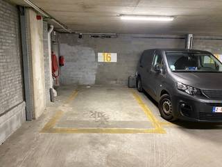 Ruime autostaanplaats op toplocatie in het centrum van Lier en op wandelafstand van het station.De afsluitpoort en garagepoort worden bediend met een...