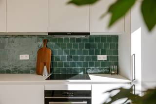 Deze volledig gerenoveerde woning is gelegen in de Lourdesstraat te Oostakker. De woning combineert een rustige ligging met een hedendaags wooncomfort en biedt dankzij de ruime indeling en vier slaapkamers heel wat mogelijkheden voor gezinnen.<br /><br />De woning werd in 2026 volledig gerenoveerd en verkeert vandaag in uitstekende en instapklare staat. Hierbij werd aandacht besteed aan zowel de technieken als de afwerking. Dankzij het EPC-label A en de aanwezigheid van zonnepanelen geniet u bovendien van een energiezuinige woning.<br /><br />Via de inkomhal komt u in de ruime en lichtrijke leefruimte. De vele raampartijen zorgen hier voor een aangename natuurlijke lichtinval. De leefruimte biedt voldoende plaats voor een gezellige zithoek en eetruimte en sluit aan op de open keuken. De keuken is volledig uitgerust met de nodige toestellen en vormt het ideale hart van de woning.<br /><br />Vanuit de leefruimte heeft u toegang tot het terras en de aangename tuin. De buitenruimte is volledig afgesloten en biedt voldoende plaats om te genieten van zonnige dagen, terwijl de tuin ook ideaal is voor kinderen of huisdieren.<br /><br />Op de verdiepingen bevinden zich maar liefst vier slaapkamers, waardoor de woning bijzonder geschikt is voor gezinnen met kinderen. De kamers kunnen uiteraard ook flexibel worden ingericht als bureau, hobbyruimte of logeerkamer. Daarnaast beschikt de woning over een volledig uitgeruste badkamer met ligbad, douche en dubbel wastafelmeubel.<br /><br />Verder geniet de woning van een uitstekende energieprestatie met EPC-label A en zonnepanelen. Dankzij de volledige renovatie in 2026 hoeft u zich geen zorgen te maken over grote renovatiewerken en kunt u hier meteen uw intrek nemen.<br /><br />Een volledig gerenoveerde en energiezuinige gezinswoning met vier slaapkamers, een mooie tuin en terras, veel natuurlijke lichtinval en een hedendaagse afwerking.<br /><br />- Instapklaar en in uitstekende staat <br />- EPC-label A <br />- Zonnepanelen <br />- Ruime en lichtrijke leefruimte <br />- Open, volledig uitgeruste keuken <br />- Badkamer met ligbad, douche en dubbel wastafelmeubel <br />- Volledig afgesloten buitenruimte met terras en gras én uitgang achteraan<br />- Vlotte bereikbaarheid via R4, R40 en N70<br /><br />Voor meer informatie of een bezoek, contacteer Jarno via jarno@vicusvastgoed.be of op het nummer 0473 28 42 26.