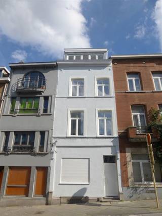 IXELLES, ideaal gelegen, vlakbij Louise, Flagey en de vijvers, studio van ±32 m² op de 1e verdieping aan de achterzijde, bestaande uit: woonkamer...