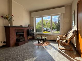 Deze charmante woning met 5 slaapkamers op4a56ca. Dit pand is gelegen in Mechelen-noord, nabij Tivolipark. Het centrum van Mechelen bereik je vlot met de fiets en dankzij de goede verbindingen naar de E19 en de R6 geniet je van een uitstekende bereikbaarheid. In de nabije omgeving vind je bovendien verschillende winkels en supermarkten.Je komt binnen via een ruime inkomhal met een authentieke trap naar de eerste verdieping.Op het gelijkvloers bevindt zich de leefruimte met aansluitend de veranda welke uitgeeft op de tuin. Verder beschikt het gelijkvloers over een keuken, toilet en toegang tot de kelder.Via de traphal bereiken we 3 slaapkamers, badkamer en vaste trap naar zolder.De zolder beschikt over 2 ruime slaapkamers en berging.Kom deze woning ontdekken en val direct onder de charme ervan!