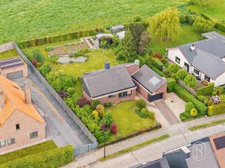 <p>Karaktervolle en ruime villa met 3 slaapkamers, prachtig gelegen in een rustige omgeving. <br /><br />Deze instapklare woning combineert charme, comfort en energiezuinig wonen dankzij onder meer een zonneboiler, regenwaterrecuperatie en airconditioning.<br /><br />Geniet van een mooie, zonnige tuin met veel privacy, een garage en tal van praktische bergruimtes. <br /><br />Een ideale thuis voor wie op zoek is naar ruimte, karakter en comfort op een mooie ligging. 🌿</p>