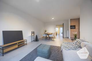  * Dit ruim (86m2) twee slaapkamer appartement is gelegen langs de Alfons Pieterslaan in centrum Oostende. * Het appartement heeft een...