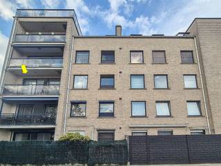 <p><span>Ligging:</span></p><p><span> </span></p><p><span>Verzorgd en recent appartement op de 2de verdieping van een gebouw met lift gelegen in een aangename en kindvriendelijke woonwijk. Op korte afstand zijn er winkels, supermarkten, cholen, horeca en toegang tot het openbaar vervoer en op wandelafstand bevindt zich het groendomein Rivierenhof.</span></p><p><span> </span></p><p><span>Indeling:</span></p><p><span> </span></p><p><span>Inkomhal met vestiaire-nis, lichte woonkamer met breed schuifraam naar het terras (aan de zuidkant en achterkant van het gebouw), ingerichte keuken met aansluitend een praktische bijkeuken (met plaat/aansluiting voor een wasmachine), badkamer met douche, apart toilet en 2 ruime slaapkamers. in de kelder van het gebouw zijn er 2 bergingen beschikbaar.</span></p><p><span>Aan de ingang van het gebouw is er een overdekte autostaanplaats (+ € 24.000) en achter het gebouw is er (optioneel) een garagebox beschikbaar (+ € 29.000).</span></p><p><span> </span></p><p><span>Technische kenmerken:</span></p><p><span> </span></p><p><span>EPC Label B (geen renovatieplicht), aluminium ramen met dubbele beglazing, individuele CV op aardgas (Vaillant combi-ketel)</span></p>