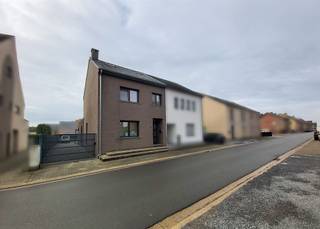 Welkom in deze instapklare, volledig gerenoveerde woning, waar licht, ruimte en comfort centraal staan! De woning is gelegen op een volledig...