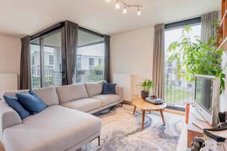 Instapklaar appartement met zonnig terras op een zeer gegeerde locatie!<br /><br />Deze configuratie komt niet vaak voor op deze site; het appartement ligt op de hoek van de 2e verdieping en heeft zo een zuidwest georiënteerd terras met een mooi uitzicht waar u zeer lang van de zon kunt genieten.<br /><br />Gebouwd in 2010 en dus volledig in orde op vlak van technieken en energiezuinigheid (EPC label B). Verder afgewerkt met tijdloze materialen zoals eiken parket, aluminium ramen en een kwalitatieve Bulthaup keuken met Miele toestellen.<br /><br />Topligging nabij het stadscentrum en omgeven door groen (Bourgoyen-Blaarmeersen-Watersportbaan). Door de ligging tussen de kleine ring en de R4 is de site ook ten allen tijde perfect bereikbaar met de auto, fiets of bus. Verder zijn er voldoende winkels op wandelafstand.<br /><br />Het appartement is gelegen op de bovenste verdieping, de indeling is als volgt; inkomhal met apart toilet, badkamer (bad, douche en lavabo), 2 slaapkamers, leefruimte met open keuken, keukenberging met aansluiting voor was-droogmachine en een overdekt terras.<br /><br />In de prijs is een kelderberging inbegrepen, autostaanplaats in de kelder is bij te kopen aan 30 000 euro.<br /><br />Elektriciteit conform.<br />Eerste bezoekdag 11/07/2026 vanaf 10u.