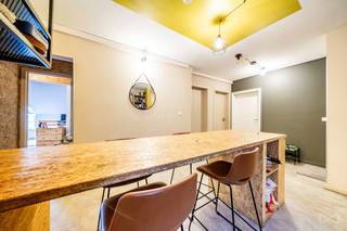 <p>We Invest SUD-LUXEMBURG biedt u dit opbrengstappartement aan, ideaal gelegen in het stadscentrum van Aarlen, op de 2de verdieping van een mede-eigendom. Het pand vormt een uitstekende investeringsopportuniteit, met een aantrekkelijk rendement en onmiddellijke bezetting dankzij een reeds bestaande cohousingformule.</p>
<p>De stedelijke ligging biedt directe toegang tot alle voorzieningen: winkels, openbaar vervoer, scholen en diensten, wat deze locatie bijzonder gegeerd maakt.</p>
<p>Het appartement is als volgt ingedeeld:<br />Een ruime inkomhal die toegang geeft tot de verschillende ruimtes, twee aparte toiletten, een grote gemeenschappelijke leefruimte met volledig uitgeruste open keuken, vier ruime slaapkamers waarvan twee met een eigen douchekamer, evenals een extra douchekamer.</p>
<p>Rendement:<br />Jaarlijkse huurinkomsten: € 34.200<br />Mede-eigendomskosten: ± € 100/maand</p>
<p>Troeven:<br />✔ Centrale ligging in Aarlen<br />✔ Perfect ingericht voor cohousing<br />✔ Onmiddellijke huuropbrengsten<br />✔ Grote huurvraag in de regio</p>
<p>Bent u op zoek naar een veilige investering met onmiddellijke inkomsten, gelegen in een regio met hoge huurvraag? Dan is dit pand een opportuniteit die u niet mag missen.</p>
<p>Voor meer informatie of om een bezoek te plannen, contacteer ons:<br />+32 (0)63 33 00 69 - sud.luxembourg@weinvest.be</p>