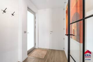 Ruime gezinswoning met tuin en ruime garage gelegen in rustige buurt. Indeling: inkomhal, gastentoilet, living met aparte bureau ruimte, open keuken,...