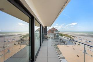 Schitterend doorloperappartement met frontaal zeezicht, luxueus gerenoveerd tot in de kleinste details met hoogwaardige materialen. Gelegen op...