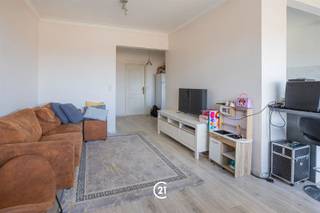 Ontdek deze charmante penthouse in Sint-Agatha-Berchem, ideaal gelegen aan het Schweitzerplein. Het appartement bevindt zich op de 8e verdieping, waardoor u een adembenemend uitzicht over Brussel hebt. Dankzij de grote ramen stroomt het natuurlijke licht de woonkamer binnen. De moderne keuken is van alle gemakken voorzien, zodat u uw favoriete gerechten kunt bereiden. De slaapruimtes zijn ontworpen om rust en kalmte te garanderen; met twee comfortabele slaapkamers aan de achterzijde van het appartement kunt u genieten van rustige nachten.De badkamer is functioneel en biedt alles wat u dagelijks nodig heeft.Dit appartement ligt in een levendige wijk met buurtwinkels en essentiële voorzieningen binnen handbereik en biedt de perfecte balans tussen een dynamisch stadsleven en residentiële rust. Mis deze kans niet en neem vandaag nog contact met ons op.