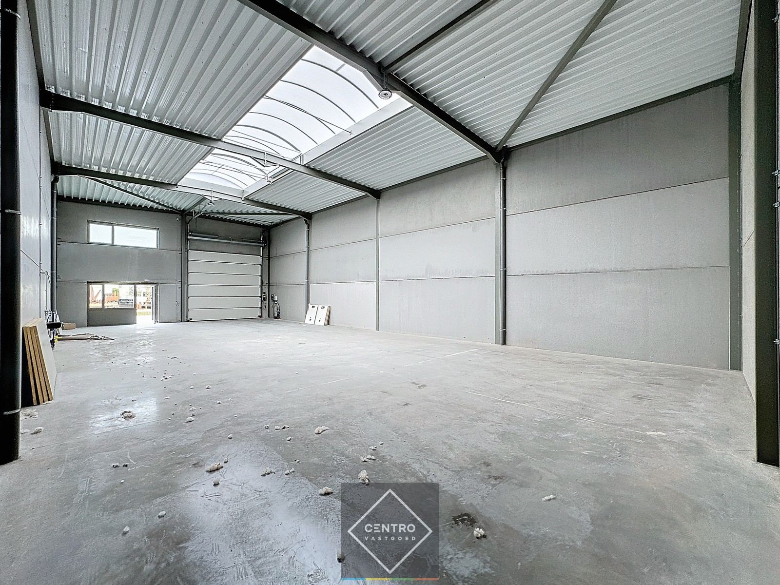 NB MAGAZIJN (264m²) met automatische sectionaalpoort, toilet en 2 voorbehouden parkeerplaatsen voor de deur te Beernem/Wingene. - foto 4
