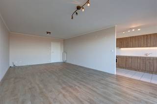 <p><span>Dit instapklare en lichtrijke appartement is gelegen aan de Blancefloerlaan te Linkeroever. </span></p><p><span> </span></p><p><span>De zeer gunstige ligging, met nabijheid van winkels, scholen en openbaar vervoer, evenals de vlotte verbinding met E34/E17, zijn slechts enkele troeven van dit appartement. </span></p><p><span> </span></p><p><span>Daarnaast beschikt het appartement over een gezellig </span><span>terras </span><span>met een prachtig </span><span>groen uitzicht</span><span>, een </span><span>EPC-label B</span><span> en een bewoonbare oppervlakte van maar liefst </span><span>108m²</span><span> (cfr. EPC).</span></p><p><span> </span></p><p><span>Indeling:</span></p><p><span>- inkomhal</span></p><p><span>- ruime, lichtrijke woonkamer met uitzicht op het terras</span></p><p><span>- volledig geïnstalleerde keuken met een elektrische kookplaat, oven, ijskast, vaatwasmachine, ...</span></p><p><span>- zeer ruime berging met voorzieningen voor wasmachine en droogkast </span></p><p><span>- eerste slaapkamer </span></p><p><span>- tweede slaapkamer </span></p><p><span>- badkamer voorzien van inloopdouche en dubbele lavabo met meubel</span></p><p><span>- apart toilet</span></p><p><span> </span></p><p><span>Troeven:</span></p><p><span>- zonnig terras met mooi uitzicht </span></p><p><span>- EPC-label B</span></p><p><span>- ruime bewoonbare oppervlakte </span></p><p><span> </span></p><p><span>Bijzonderheden: </span></p><p><span>- onmiddellijk beschikbaar </span></p><p><span>- gemeenschappelijke kosten: €150/maand (provisie) voor het verbruik in de gemeenschappelijke delen én privatief waterverbruik tot 30m³</span></p><p><span> </span></p><p><span>Heb jij interesse om dit appartement in Linkeroever te huren, ben je op zoek naar ander vastgoed of wens je de waarde van jouw eigendom te kennen? Dan ben je bij BOLT Immo aan het juiste adres! Wij helpen jou graag verder.</span></p><p><span> </span></p><p><span> </span></p><p><span> </span></p>