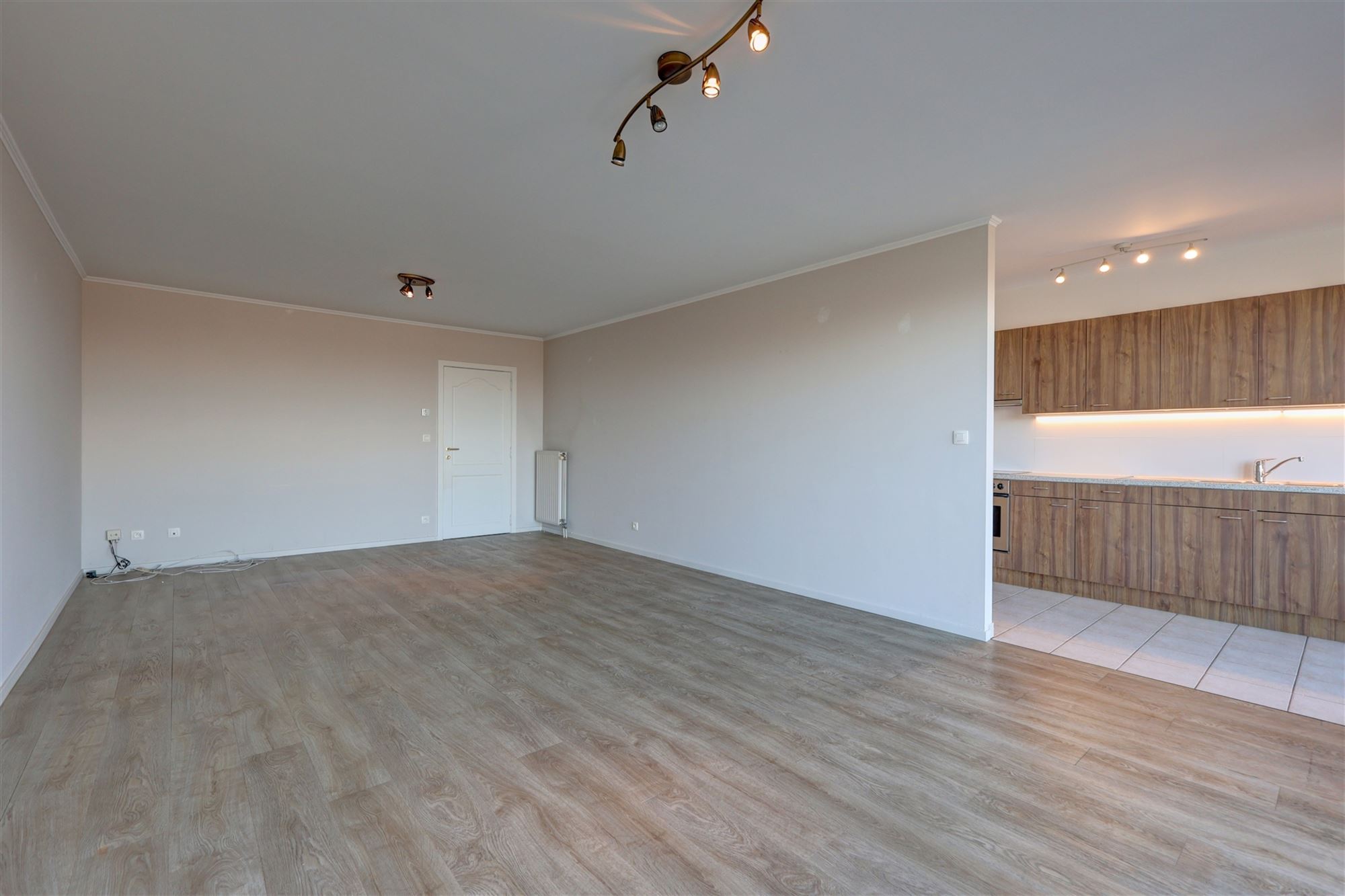 Instapklaar 2-slaapkamerappartement met leuk terras te Linkeroever - foto 2