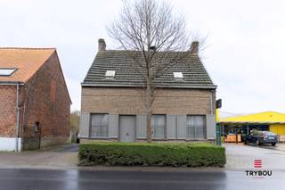 Goed gelegen woning met veel ruimte en mogelijkheden, op een boogscheut van de Markt van Houthulst.De woning bestaat uit:Gelijkvloers: ruime inkom -...